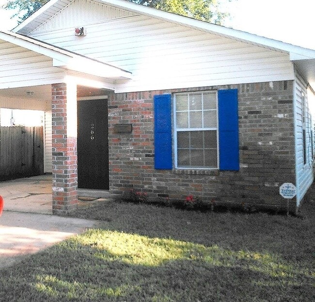 Building Photo - 4 Bed home waiting!
