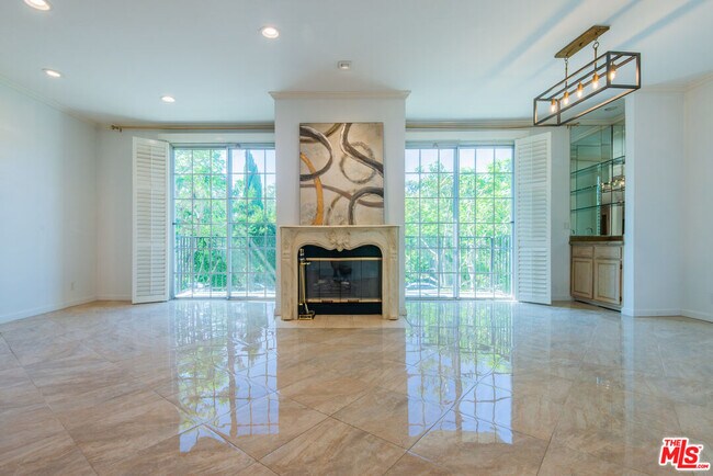 Building Photo - 458 N Oakhurst Dr