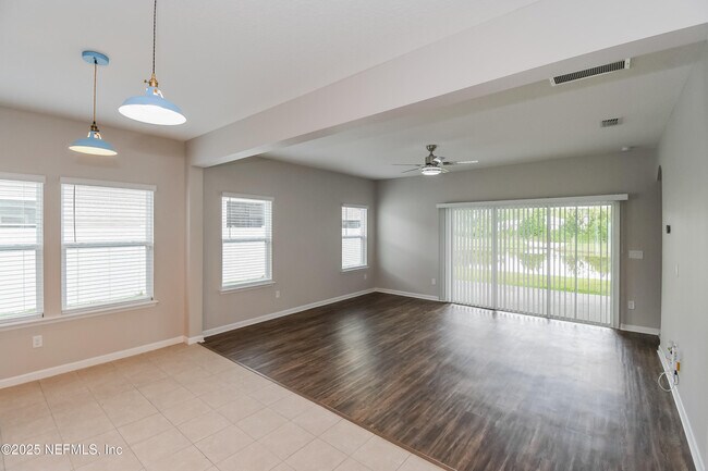 Building Photo - 10991 Haws Ln