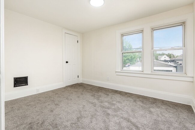 Building Photo - 479 Siebert St