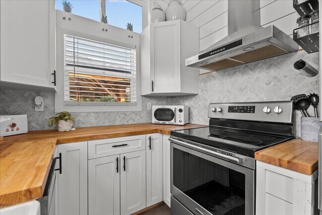 Building Photo - 4734 Oleander St