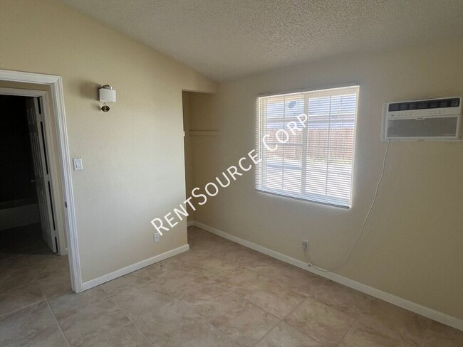 Building Photo - 2 Bedroom, 1 Bath Duplex For Rent in Calif...