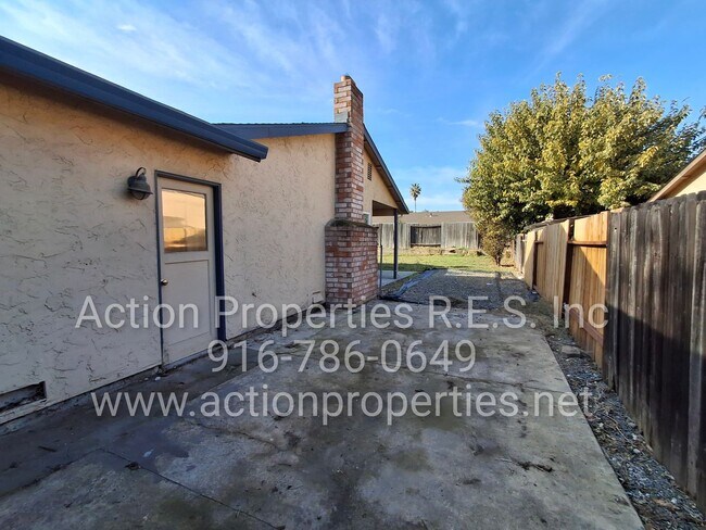 Building Photo - Antelope R.V. Parking, Single Story: Large Yard: RV Parking: 3 Bed, 2 Bath - Foothill Farms/Antelope