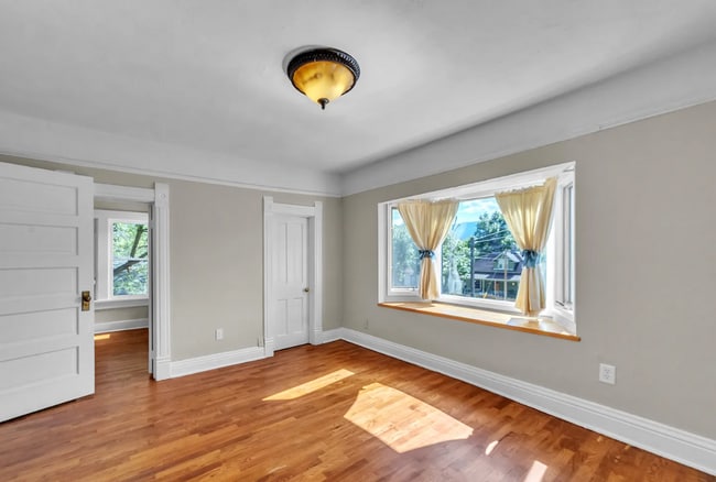 Building Photo - MOVE IN SPECIAL! Beautiful 5 Bedroom Home with Lots of Natural Light