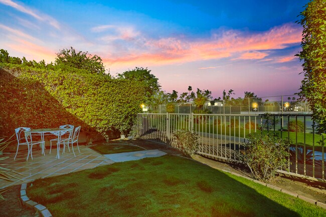 Building Photo - 43852 Vía Palma