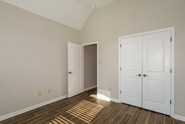 Building Photo - 235 Garden Springs Dr