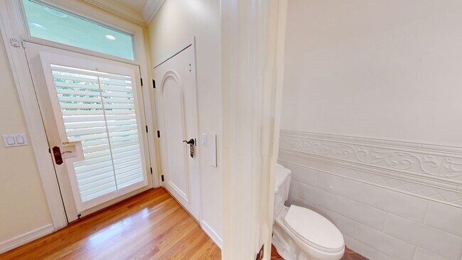 Building Photo - Spacious 4-bedroom 4.5 bath Home in a Gated Complex