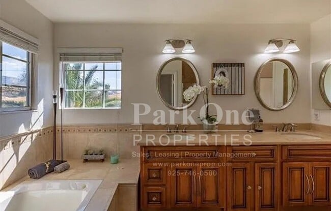 Building Photo - Nicely Updated Townhouse in Concord Availb...