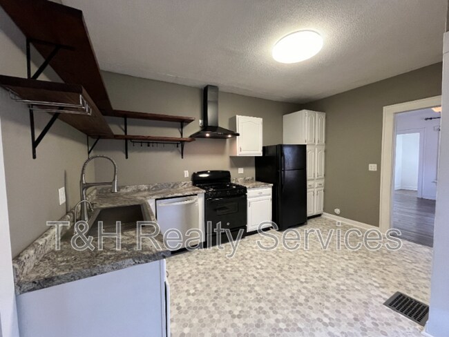 Building Photo - 5956 E Beechwood Ave