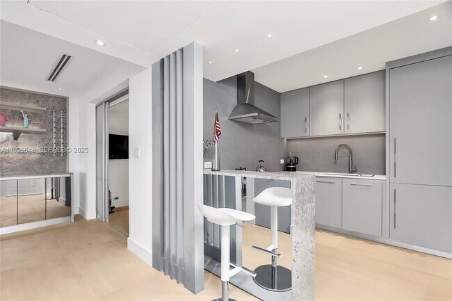 Building Photo - 325 Ocean Dr