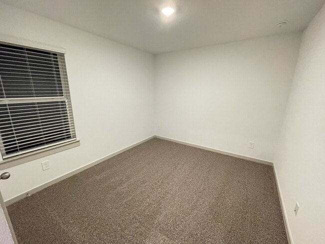 Building Photo - 618 Hidden Brk Dr