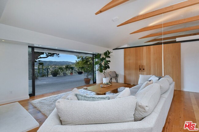 Building Photo - 2145 Linda Flora Dr