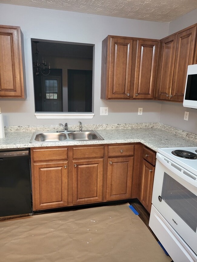 Building Photo - 3 Bedroom Townhouse