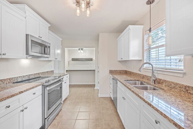Building Photo - West Point Home - Minutes from IOP!