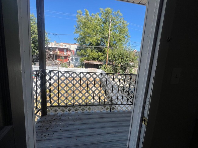 Building Photo - Large 4 bedroom 2 bath home with fenced in...