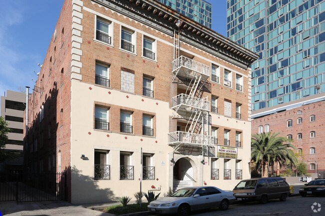 Building Photo - 673 Shatto Pl