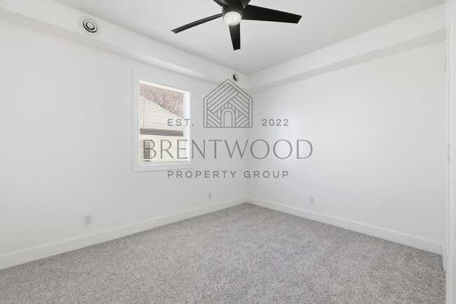 Building Photo - Contemporary 4bed/3bath with Private Yard