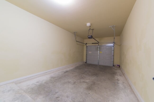 Building Photo - Town Centre Condo close to Dell and Shoppi...