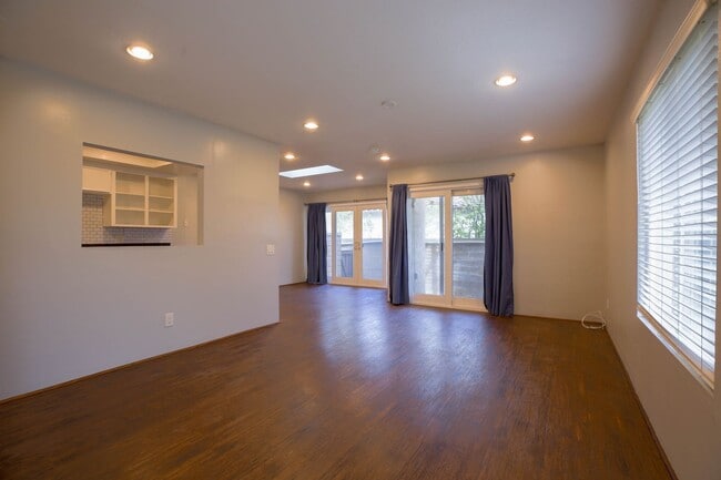 Building Photo - End Unit Townhome with Private Patio