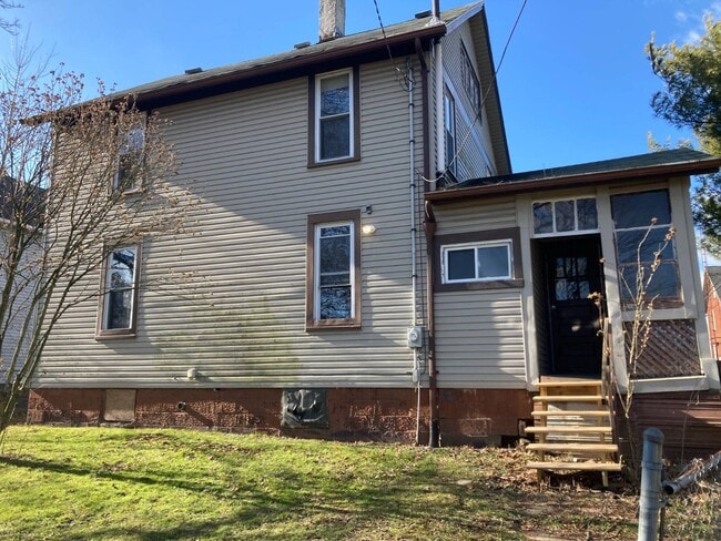 Building Photo - 736 S Seneca Ave