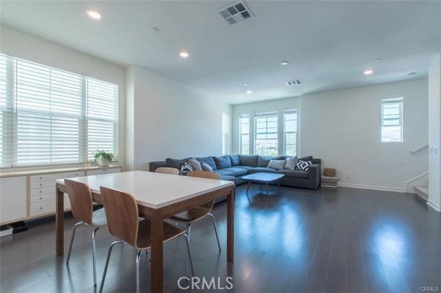 Building Photo - 140 Paramount