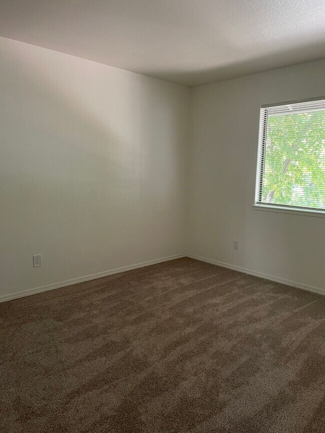 Building Photo - 3 bedroom 2.5 bath townhome Available now!