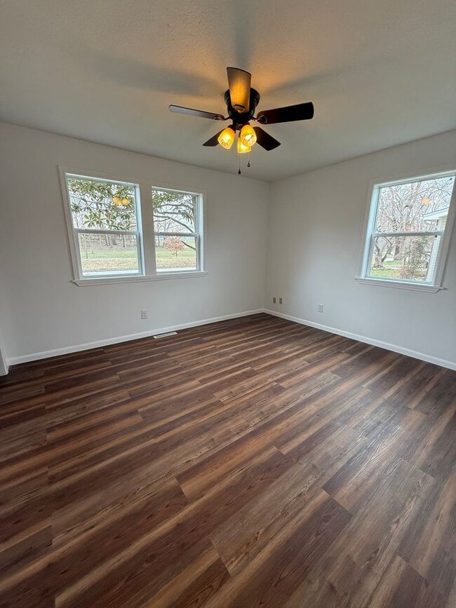 Building Photo - 4 Bedroom 2 Bathroom House Available NOW!