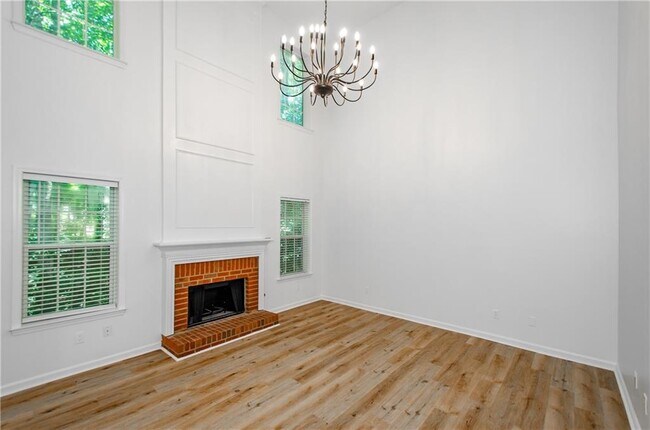 Building Photo - 3390 Northcliff Dr