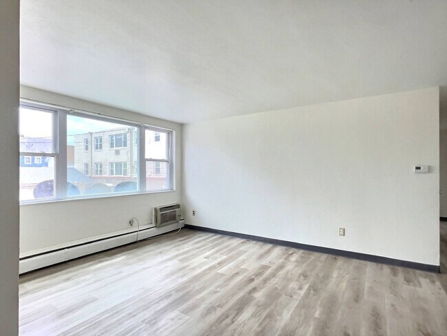 Building Photo - 828 Illinois