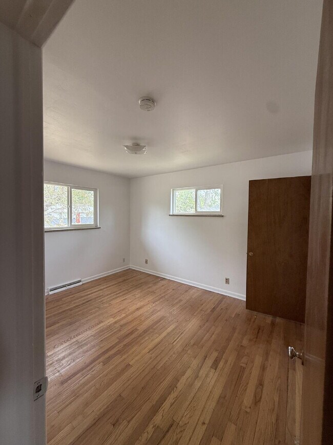 Building Photo - Charming Home Available Now!