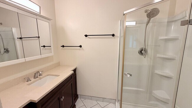 Building Photo - Spacious 3 Bed 2 Bath Home in Sunset Cliffs with Detached Garage & Private Backyard