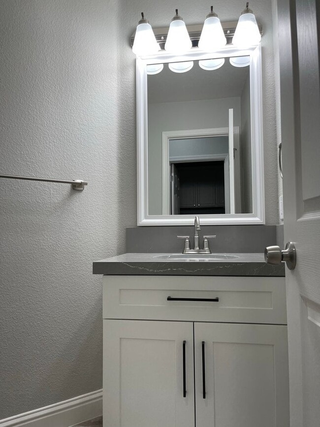 Building Photo - Beautiful 4 Bedroom 3 Bathroom with a pool