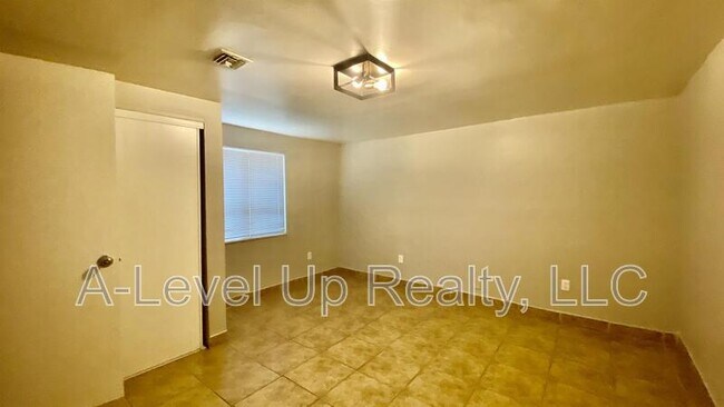 Building Photo - 3909 S 14th Ave