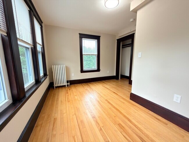 Building Photo - 4 Glade St