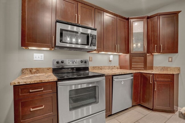 Building Photo - Chic City Living at 2308 E Fairmont Ave!