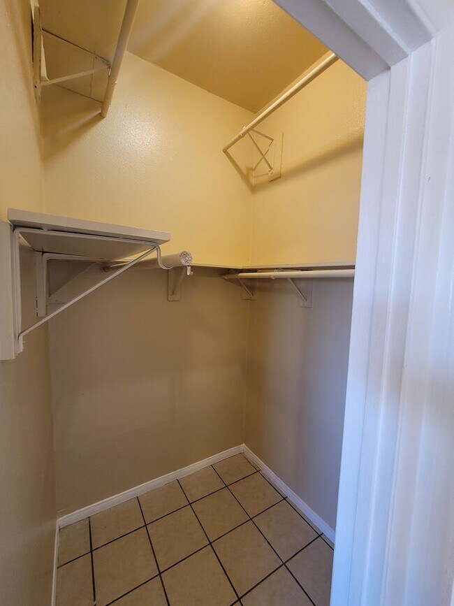Building Photo - Large 4bd/2bth Unit in Logan Heights with ...