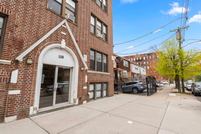 Building Photo - 118 Corbin Ave