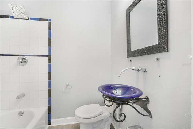 Building Photo - 6013 N Otis Ave