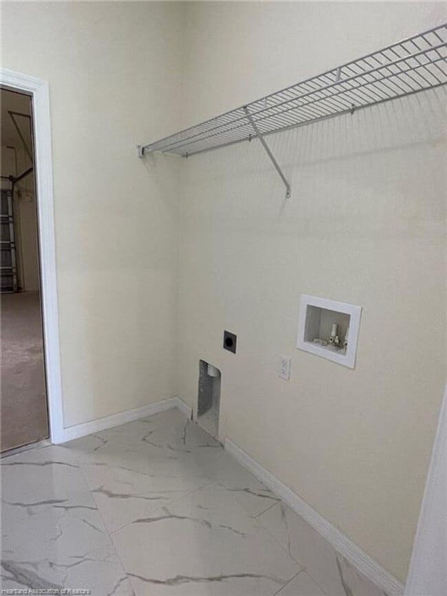 Building Photo - Large 4 Bedroom 2 bath-Lake Placid