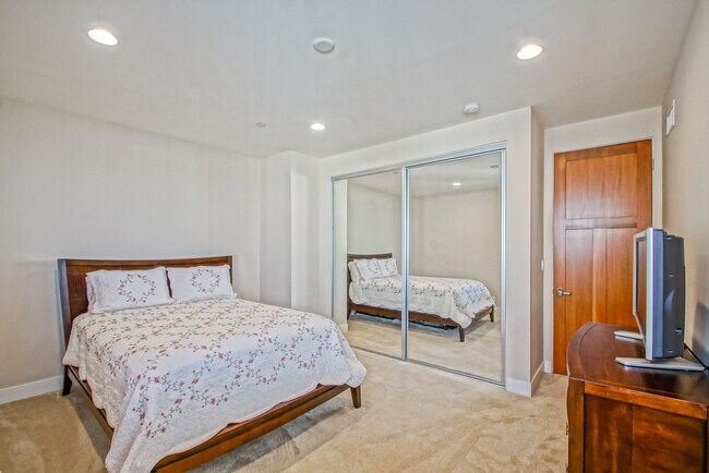 Building Photo - 308 Gull St