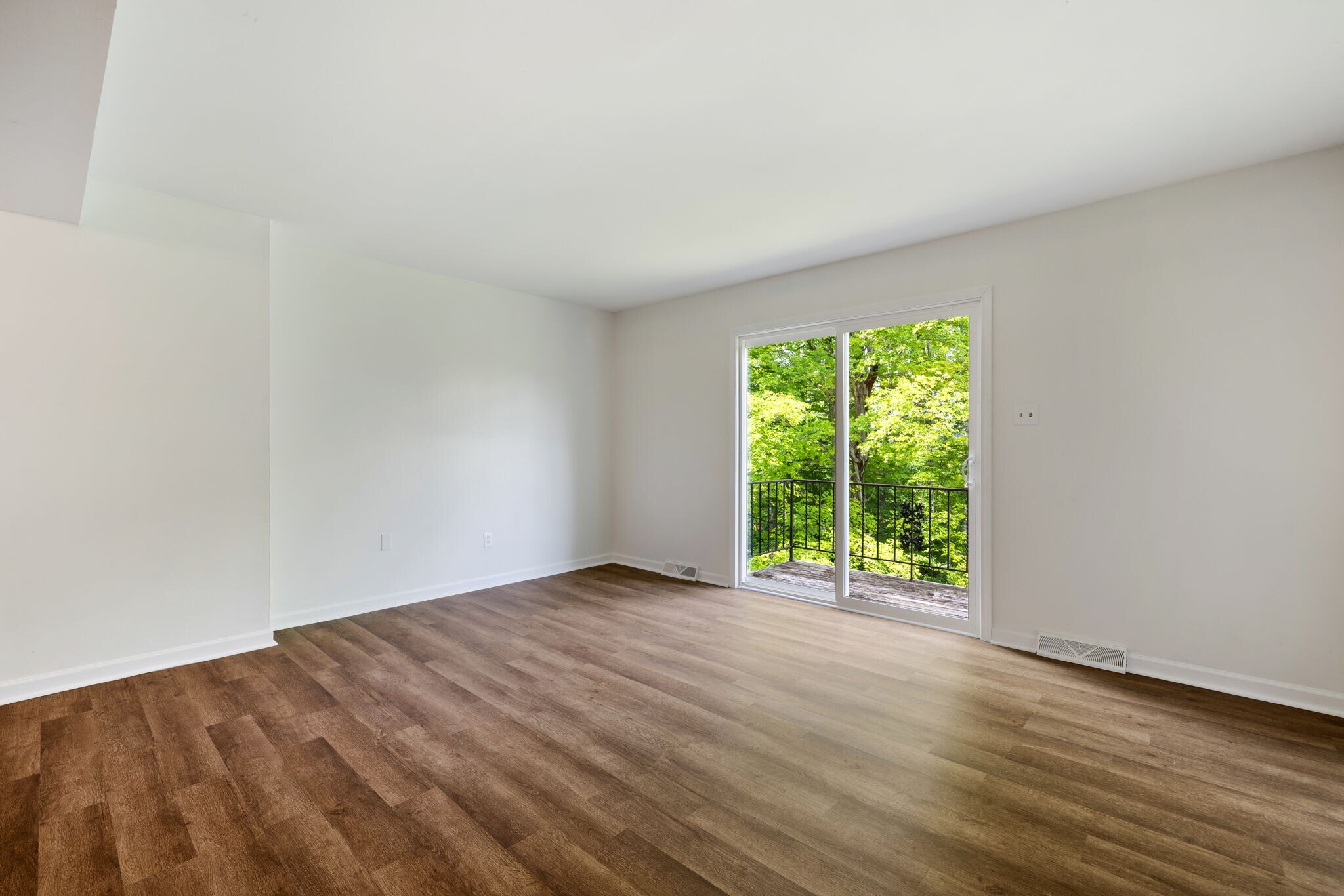 Building Photo - 215 Oakview Dr