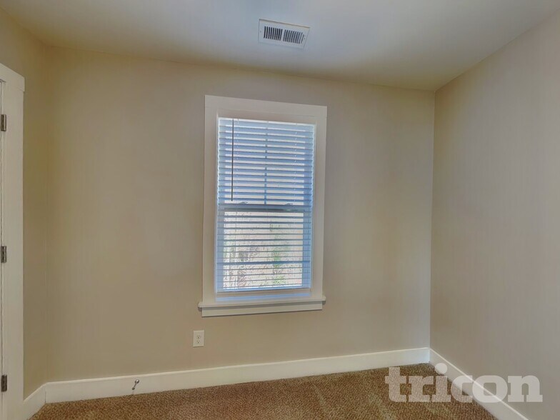 Building Photo - 8 Golden Crk Trl