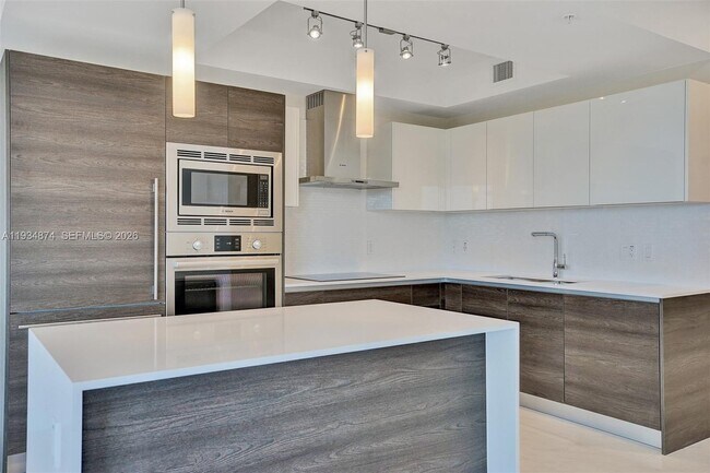 Building Photo - 301 Altara Ave