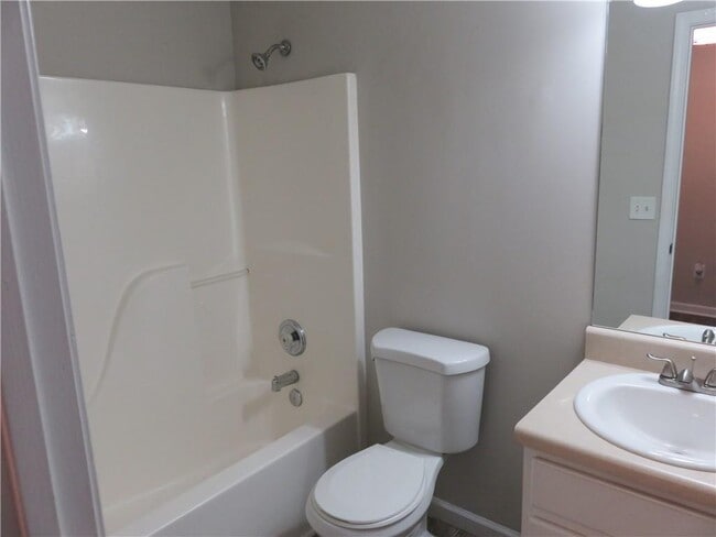 Building Photo - 204 Twin Pines Ct