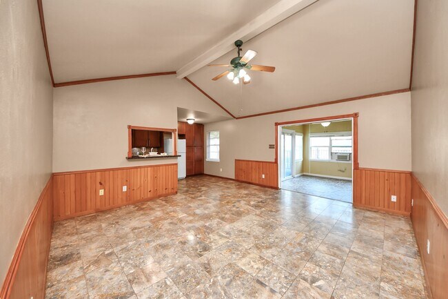 Building Photo - 730 Columbia Ln