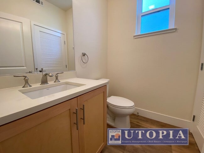 Building Photo - Beautiful and Spacious 3-bedroom, 3.5-bathroom Townhouse Located in the heart of Seabright.