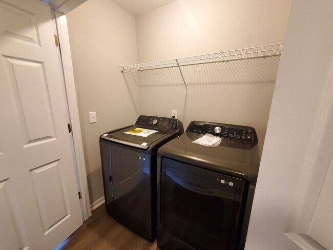 Building Photo - Beautiful 3 story townhome in Charlotte, NC