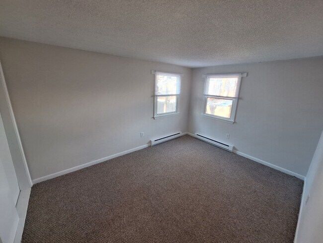 Building Photo - 204 Elm St