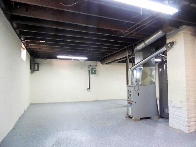 Building Photo - 3 Bed - 1 Bath Colonial for Rent | Complet...