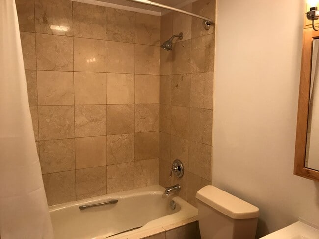 Building Photo - Large Lincoln Park 2 Bed, 2 Bath Duplex